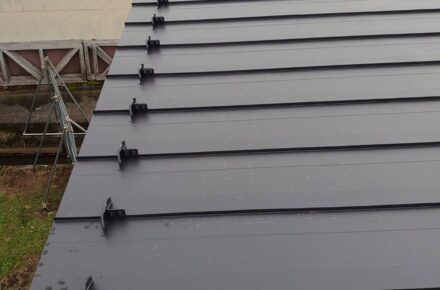 福島県猪苗代町　戸建て住宅　屋根板金工事の葺(ふ)き替え作業と壁の修復工事